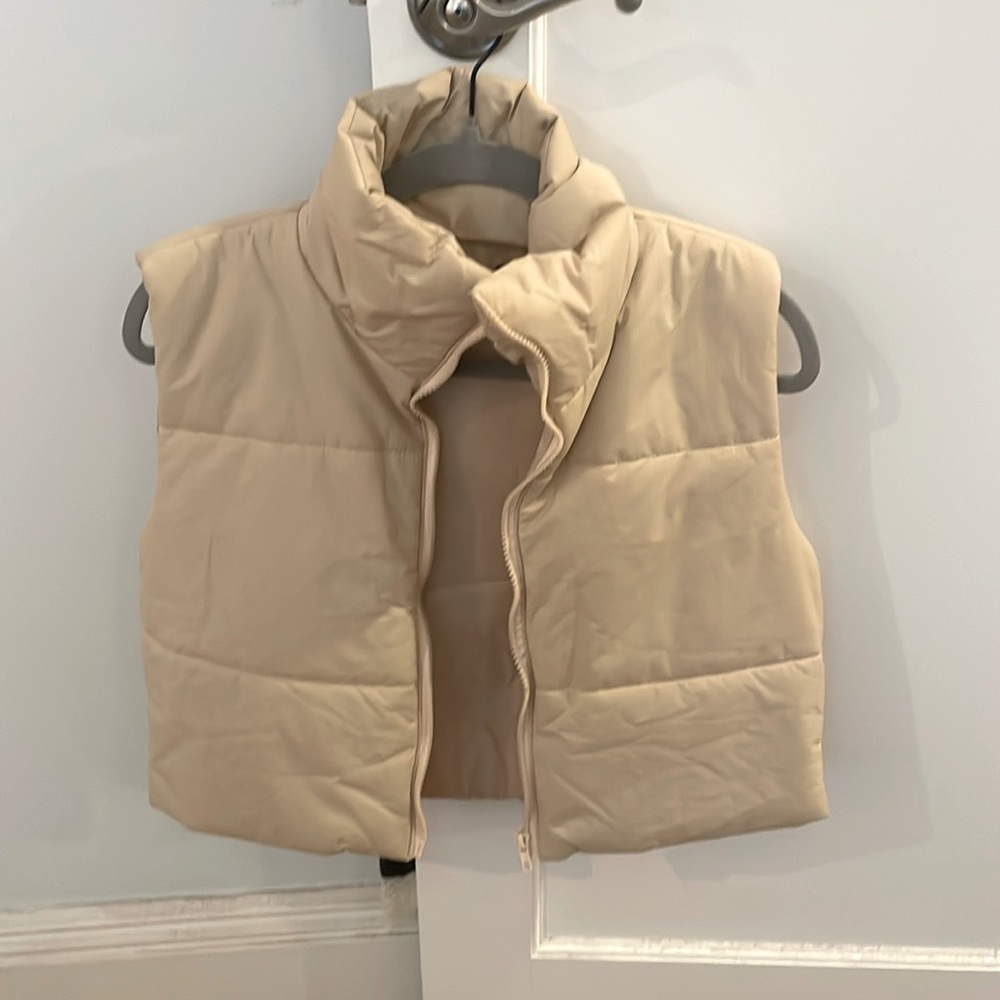 Cropped cream puffy vest